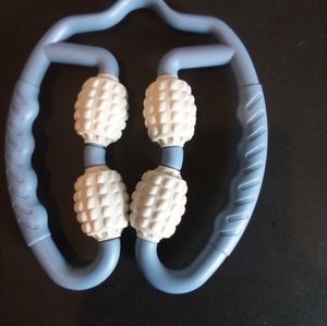 Rolling back massager